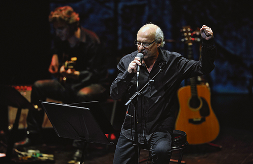 Joan Isaac, en un moment del concert de dissabte passat. Foto: Josep Tomàs