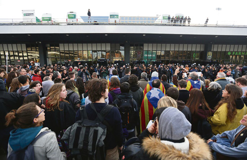 Un moment de la protesta a l’estació de Sants. Foto: Twitter (@cupnacional)