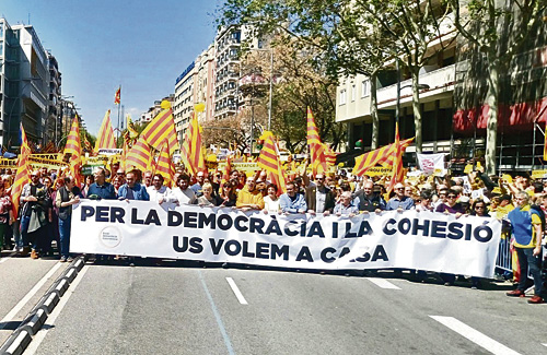 El Paral·lel es va omplir a vessar durant l’inici de la manifestació. Foto: Twitter (@espaidemocracia)