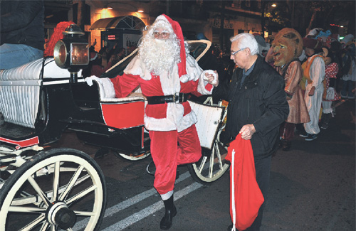 El Pare Noel va passejar, un cop més, per Sants. Foto: SEU