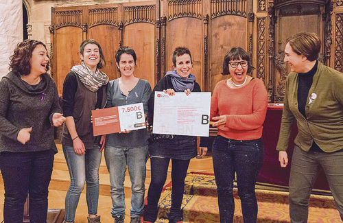 Les guanyadores, amb la regidora Pérez i l’alcaldessa Colau. Foto: Ajuntament