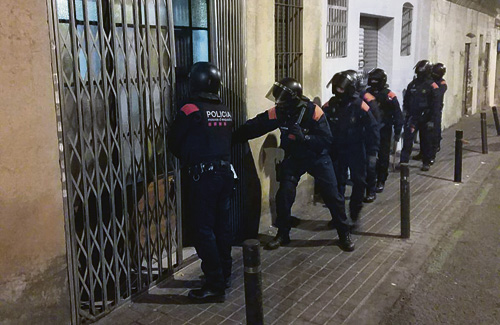 L’operatiu policial de la setmana passada va permetre tancar dos narcopisos al Poble-sec. Foto: Mossos d’Esquadra