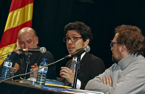 Aleix Sarri, al mig, durant la presentació del llibre. Foto: El3.cat
