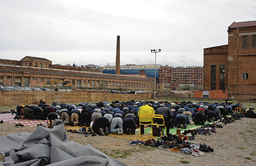 Els integrants del Centre Cultural Islàmic, en una pregària a l’aire lliure. Foto: El3.cat