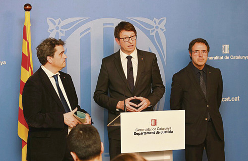 El conseller Mundó, al mig, durant la presentació del projecte per fer els nous centres penitenciaris. Foto: Generalitat