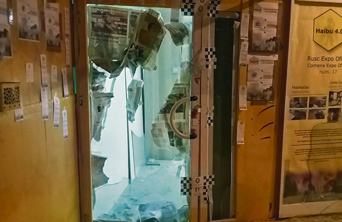 La porta, amb el vidre trencat després de l’atac. Foto: Haibu