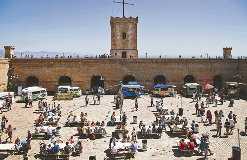 Els food trucks han visitat diferents llocs de la ciutat, com ara el Castell de Montjuïc. Foto: Van Van Market