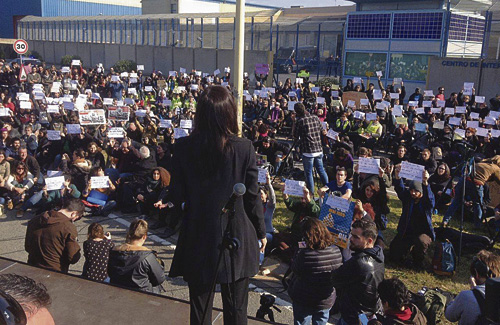 Imatge d’una protesta davant del CIE de la Zona Franca. Foto: Tanquem Els Cie