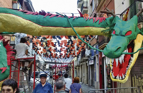 Una imatge d’un dels carrers guarnits de la Festa Major de l’any passat. Foto: Facebook (FM Sants)