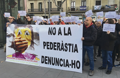 Manuel Barbero, a l’esquerra, en una protesta contra els abusos. Foto: Línia