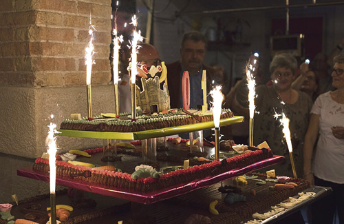 El mercat va bufar unes espelmes molt especials. Foto: Mercat de Sants