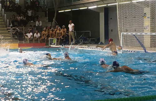 Un moment del tercer partit a la piscina del CN Sabadell. Foto: CNS
