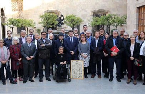 Foto de família de la delegació del Secretariat amb Puigdemont. Foto: El3.cat