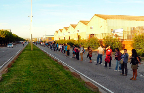 La cadena humana va reunir gairebé mil persones. Foto: Ton Meda