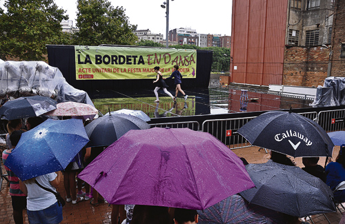Enguany La Bordeta en Dansa es va veure afectada per la pluja. Foto: El3.cat