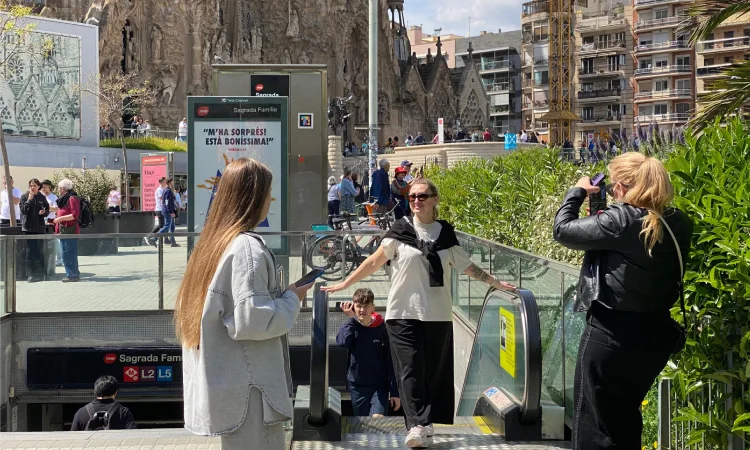 La lluita contra el 'postureig' dels turistes en una sortida del metro a la Sagrada Família