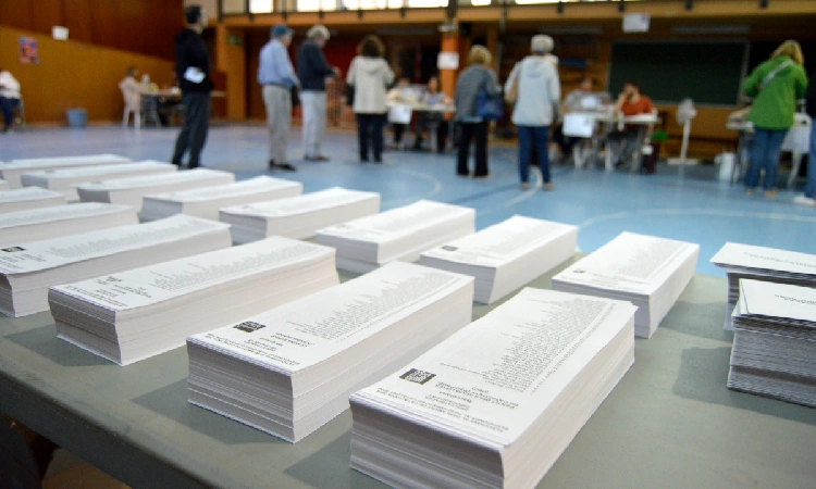 Taula amb les paperetes i els sobres en un dels col·legis electorals d'aquest 12 de maig. Foto: Laia Coronado Nadal